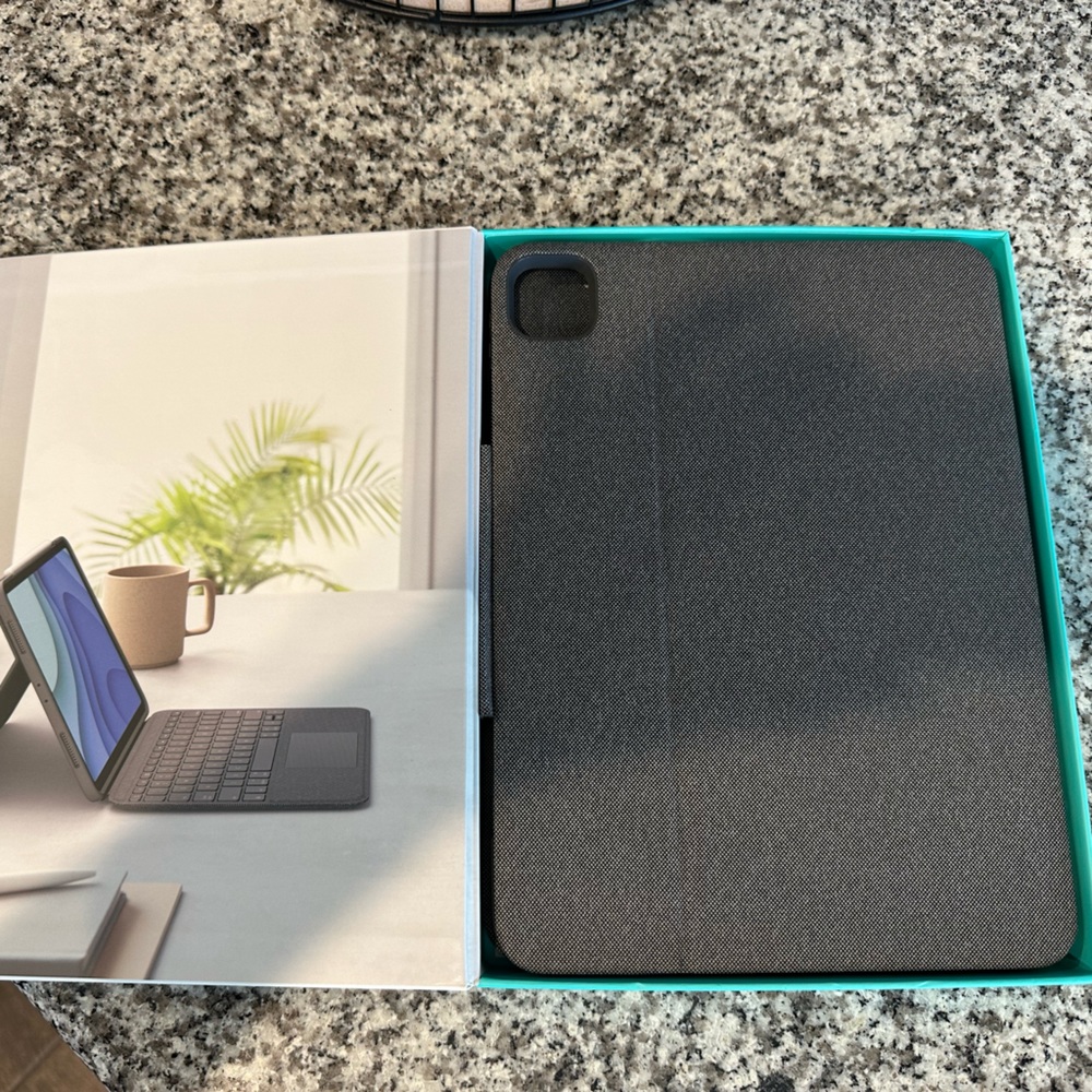 NEW - Logitech Keyboard Case - Picture 2 of 4